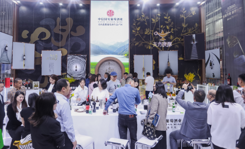 創(chuàng)新產(chǎn)品體驗(yàn)引爆春糖現(xiàn)場，流量大V助陣選品 中信國安葡萄酒業(yè)市場創(chuàng)新滲透酒業(yè)產(chǎn)品